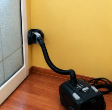 Frattazzo angolare con illuminazione LED per lavori di intonacatura e finitura