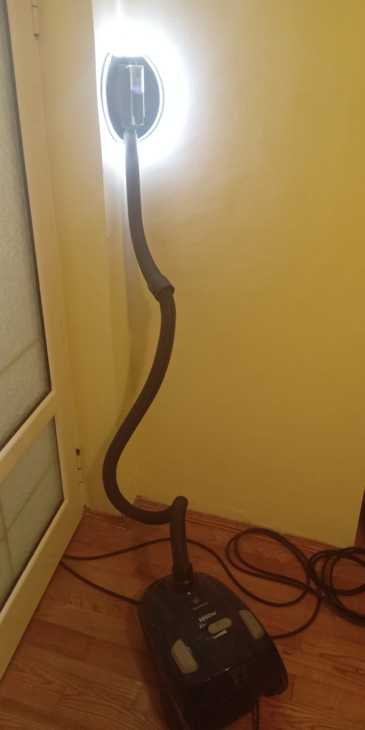 Frattazzo angolare con illuminazione LED per lavori di intonacatura e finitura