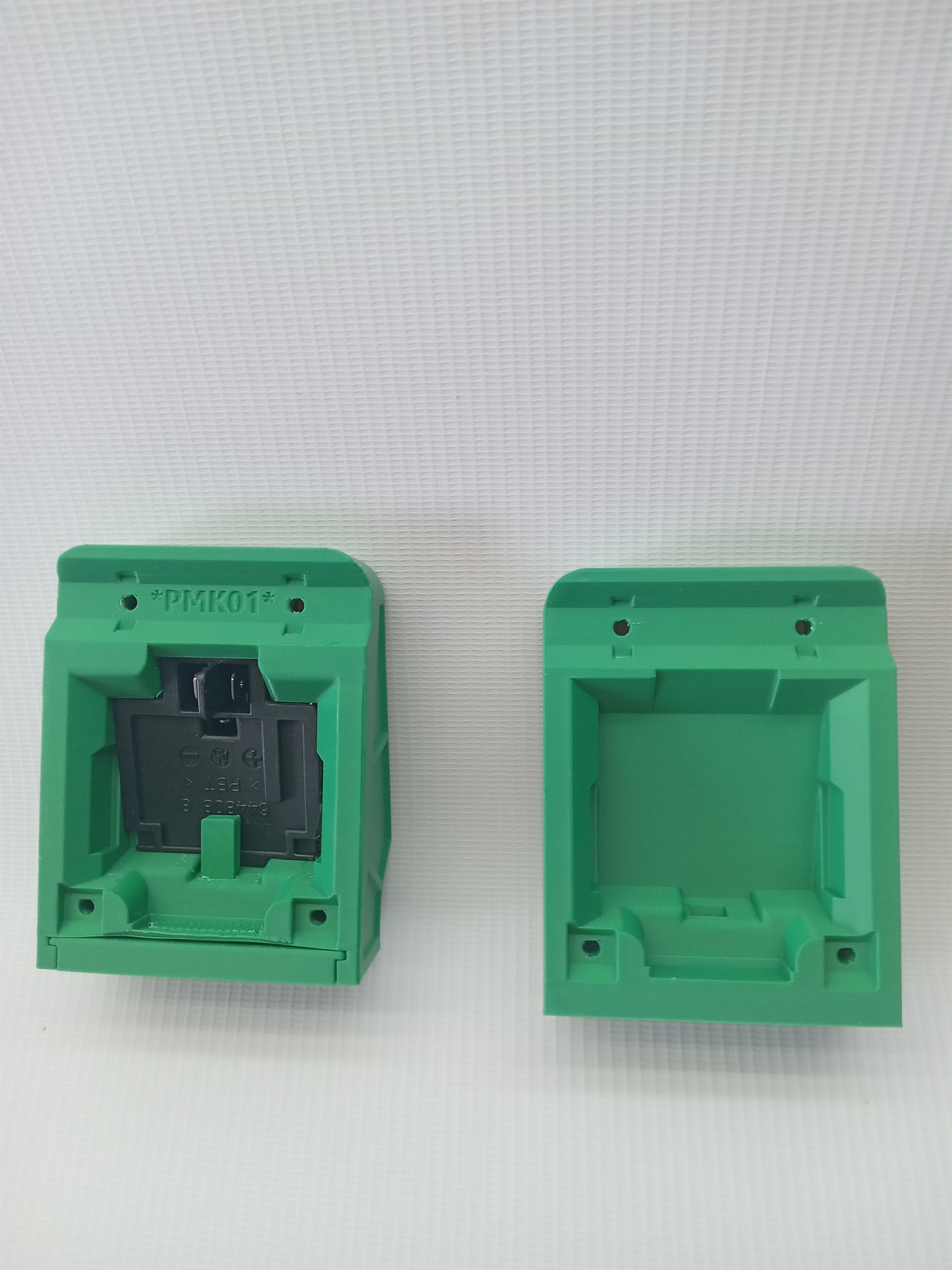 Makita 18V Battery Wall Mount Holder (ASA, 3D Printed)